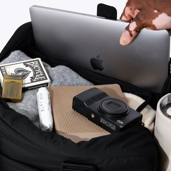 BEIS THE AIR DUFFLE IN BLACK - Picture 3 of 7